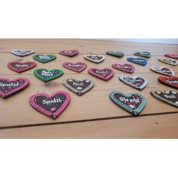 Personalisierbare Trachtenanstecker - ein echtes Unikat für dein Dirndl oder Lederhosn ♥️